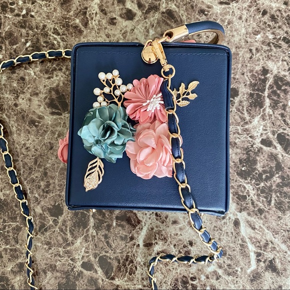 ✨Host Pick✨Pearl & Floral Bag - Picture 2 of 14